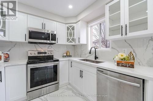 36 Baha Cres, Brampton, ON - Indoor Photo Showing Kitchen With Double Sink With Upgraded Kitchen