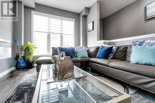 61 Farley Lane, Hamilton, ON - Indoor Photo Showing Living Room