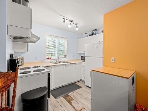 112-1050 Braidwood Rd, Courtenay, BC - Indoor Photo Showing Kitchen With Double Sink