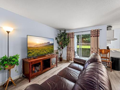 112-1050 Braidwood Rd, Courtenay, BC - Indoor Photo Showing Living Room