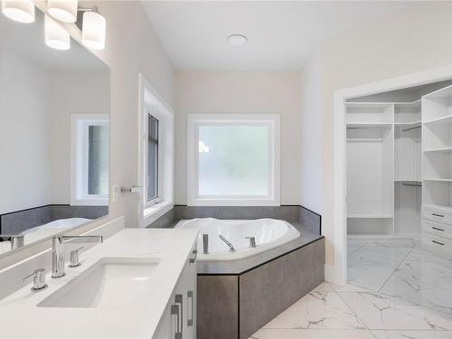 1940 Timberlake Pl, Qualicum Beach, BC - Indoor Photo Showing Bathroom