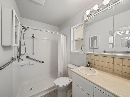 250 Kingfisher Pl, Lake Cowichan, BC - Indoor Photo Showing Bathroom