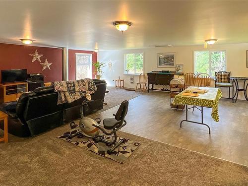 105 Springhill Rd, Port Mcneill, BC - Indoor Photo Showing Living Room