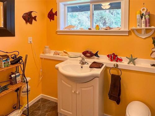 105 Springhill Rd, Port Mcneill, BC - Indoor Photo Showing Bathroom