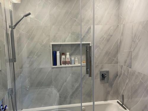 Upper-69 Burnaby Blvd, Toronto, ON - Indoor Photo Showing Bathroom