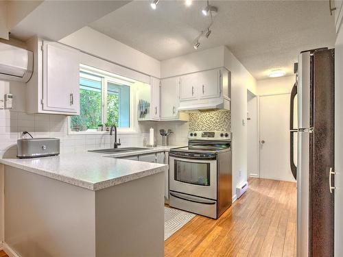 1176 Maple Bay Rd, Duncan, BC - Indoor Photo Showing Kitchen