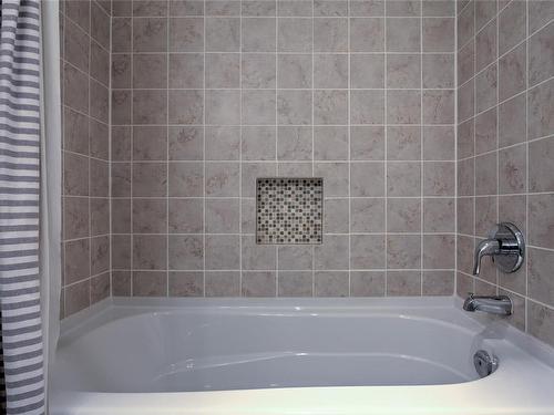 1176 Maple Bay Rd, Duncan, BC - Indoor Photo Showing Bathroom