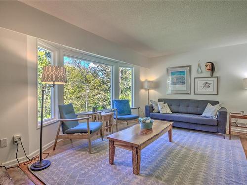 1176 Maple Bay Rd, Duncan, BC - Indoor Photo Showing Living Room