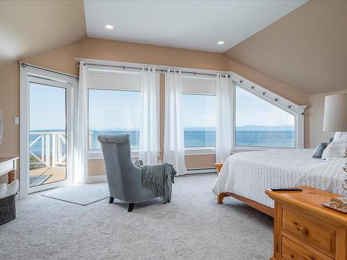 5525 Island Hwy West, Qualicum Beach, BC - Indoor Photo Showing Bedroom
