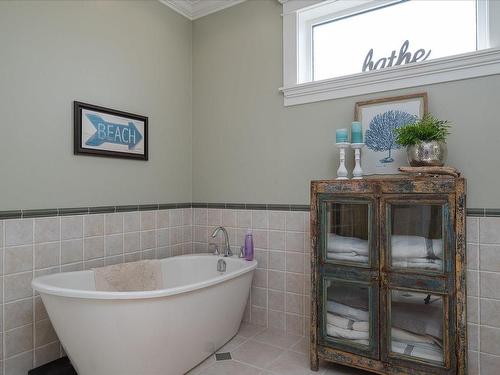 5525 Island Hwy West, Qualicum Beach, BC - Indoor Photo Showing Bathroom