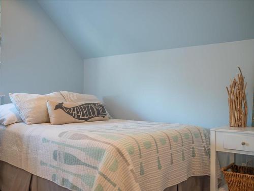 5525 Island Hwy West, Qualicum Beach, BC - Indoor Photo Showing Bedroom