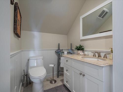 5525 Island Hwy West, Qualicum Beach, BC - Indoor Photo Showing Bathroom