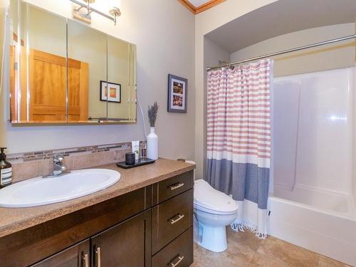 2050 1 Avenue, Salmon Arm, BC - Indoor Photo Showing Bathroom