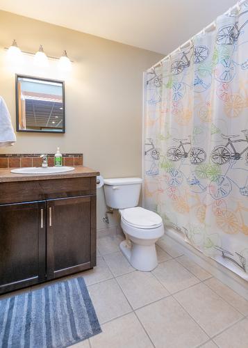 2050 1 Avenue, Salmon Arm, BC - Indoor Photo Showing Bathroom