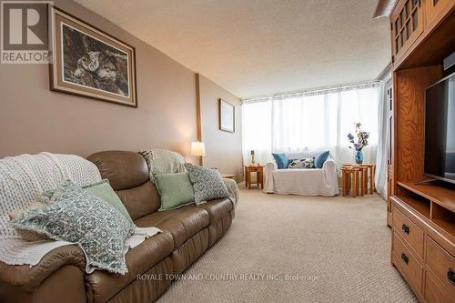 1611 - 44 Falby Court, Ajax, ON - Indoor Photo Showing Living Room