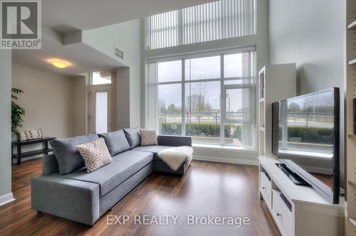 #6 -11 Town Centre Crt, Toronto, ON - Indoor Photo Showing Living Room