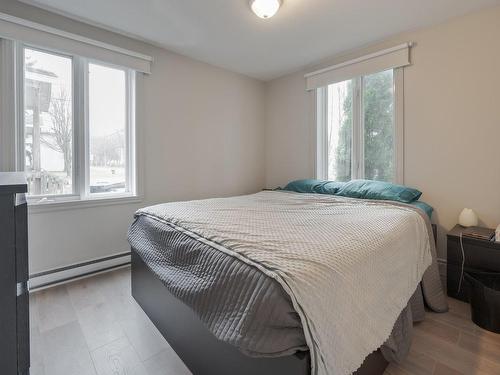 Master bedroom - 17  - 19 Ch. Du Fleuve, Pointe-Des-Cascades, QC - Indoor Photo Showing Bedroom