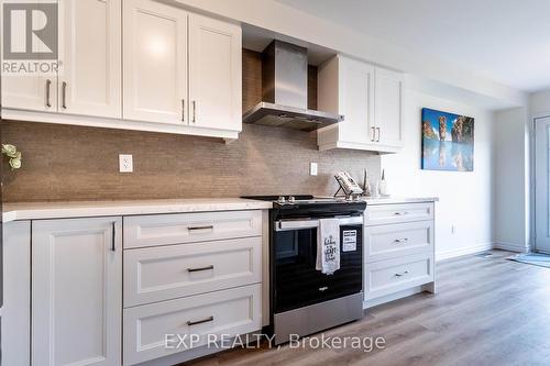 8741 Dogwood Crescent, Niagara Falls, ON - Indoor Photo Showing Kitchen With Upgraded Kitchen