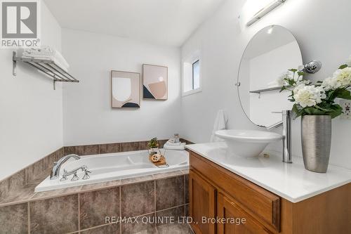 148 Queen St, Belleville, ON - Indoor Photo Showing Bathroom