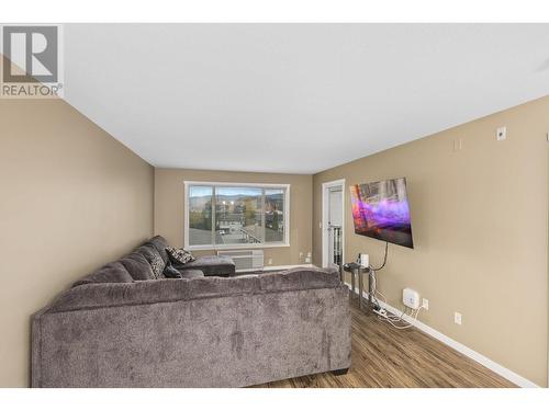 250 Dougall Road N Unit# 304, Kelowna, BC - Indoor Photo Showing Living Room