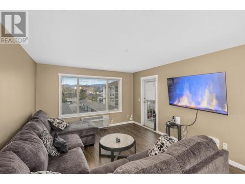 250 Dougall Road N Unit# 304, Kelowna, BC - Indoor Photo Showing Living Room