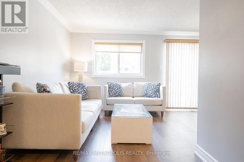 5494 Cosmic Cres, Mississauga, ON - Indoor Photo Showing Living Room