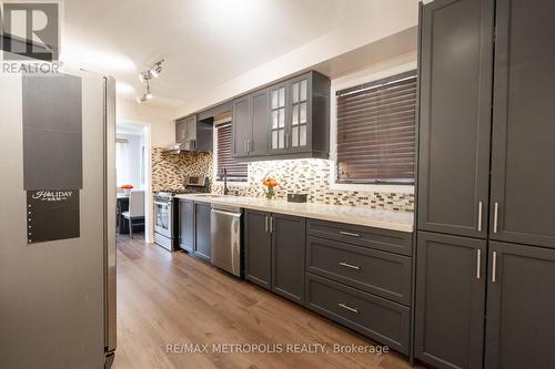 5494 Cosmic Cres, Mississauga, ON - Indoor Photo Showing Kitchen
