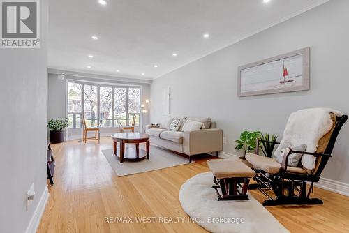 5 Fallingdale Cres, Toronto, ON - Indoor Photo Showing Living Room