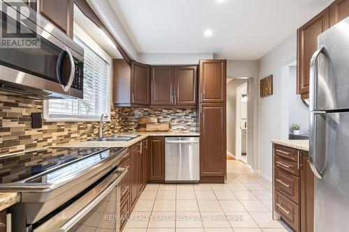 7107 Cadiz Cres, Mississauga, ON - Indoor Photo Showing Kitchen With Stainless Steel Kitchen With Double Sink