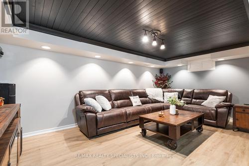 7107 Cadiz Cres, Mississauga, ON - Indoor Photo Showing Living Room