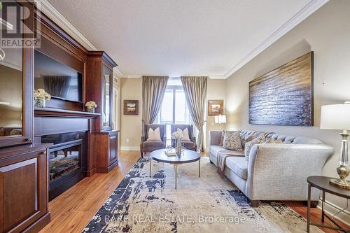 #320 -10101 Yonge St, Richmond Hill, ON - Indoor Photo Showing Living Room