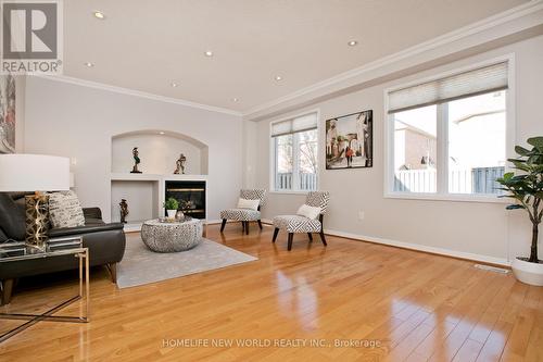 18 Houndsbrook Crescent, Markham, ON - Indoor Photo Showing Living Room