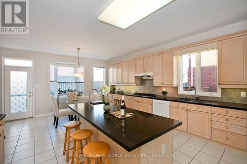 18 Houndsbrook Crescent, Markham, ON - Indoor Photo Showing Kitchen With Double Sink With Upgraded Kitchen