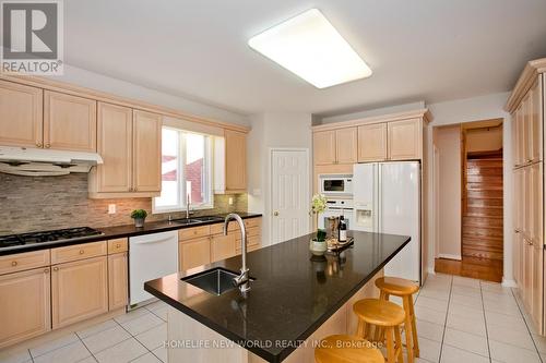 18 Houndsbrook Cres, Markham, ON - Indoor Photo Showing Kitchen With Double Sink