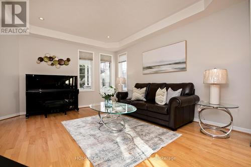 18 Houndsbrook Cres, Markham, ON - Indoor Photo Showing Living Room