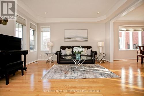 18 Houndsbrook Cres, Markham, ON - Indoor Photo Showing Living Room