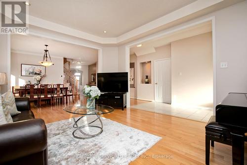 18 Houndsbrook Crescent, Markham, ON - Indoor Photo Showing Living Room