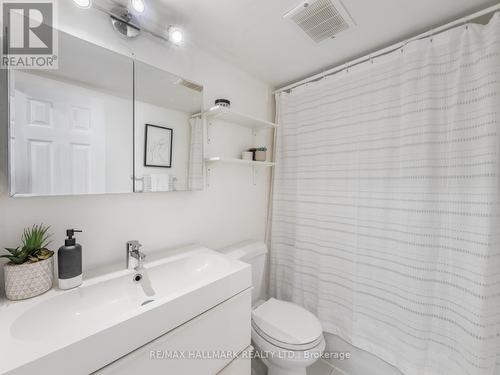 2210 - 40 Homewood Avenue, Toronto, ON - Indoor Photo Showing Bathroom