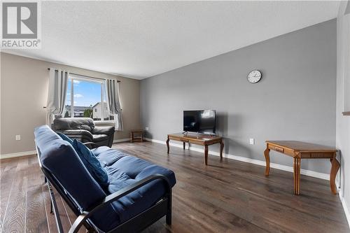 28 Highland Park Drive, Petawawa, ON - Indoor Photo Showing Living Room