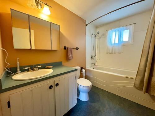2124 Stanley Street, Nelson, BC - Indoor Photo Showing Bathroom