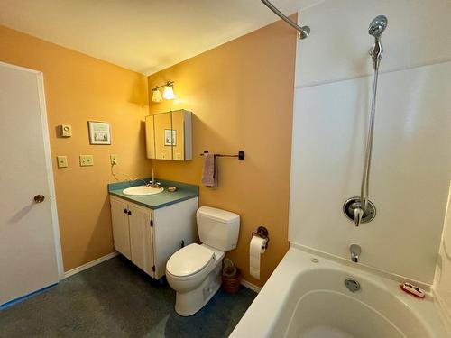 2124 Stanley Street, Nelson, BC - Indoor Photo Showing Bathroom