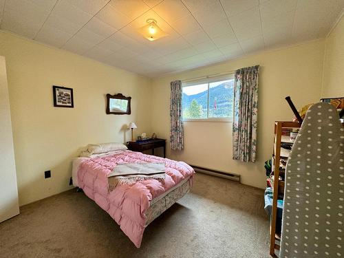 2124 Stanley Street, Nelson, BC - Indoor Photo Showing Bedroom