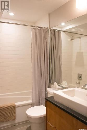 415 404 C Avenue S, Saskatoon, SK - Indoor Photo Showing Bathroom