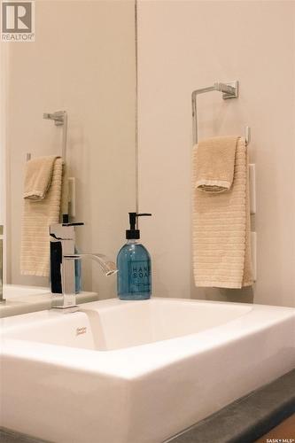 415 404 C Avenue S, Saskatoon, SK - Indoor Photo Showing Bathroom