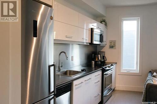 415 404 C Avenue S, Saskatoon, SK - Indoor Photo Showing Kitchen