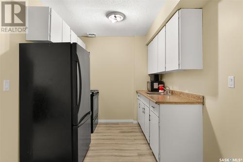 4014 Castle Road, Regina, SK - Indoor Photo Showing Kitchen