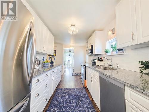 19270 Lakeside Drive, Lighthouse Cove, ON - Indoor Photo Showing Kitchen With Upgraded Kitchen