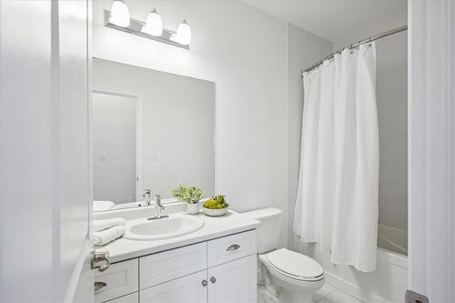 5125 Rose Avenue, Beamsville, ON - Indoor Photo Showing Bathroom