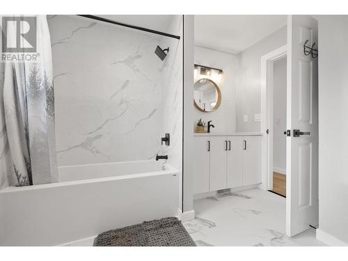 2942 Mcallister Road, West Kelowna, BC - Indoor Photo Showing Bathroom