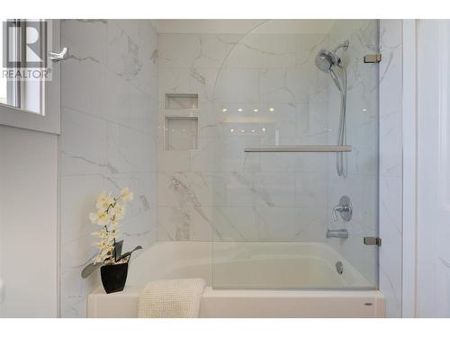 5868 Macgregor Road, Peachland, BC - Indoor Photo Showing Bathroom